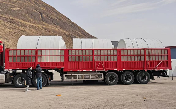 七里河塑料桶装车完毕准备运输中