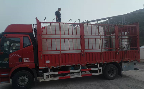 七里河立式运输桶安排发货现场